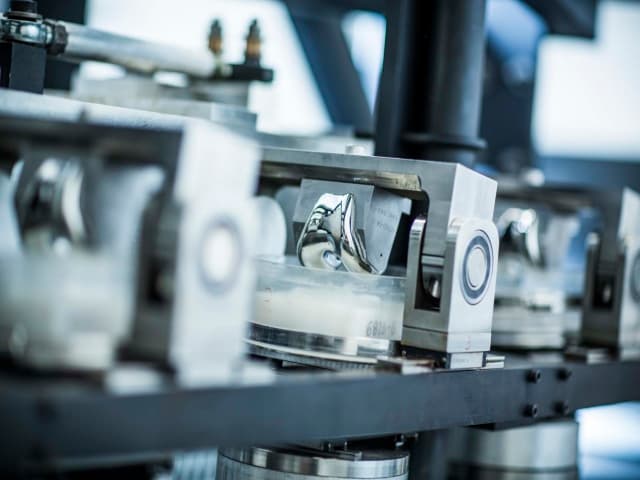 Knee Implant Testing 640 x 480 May 2018