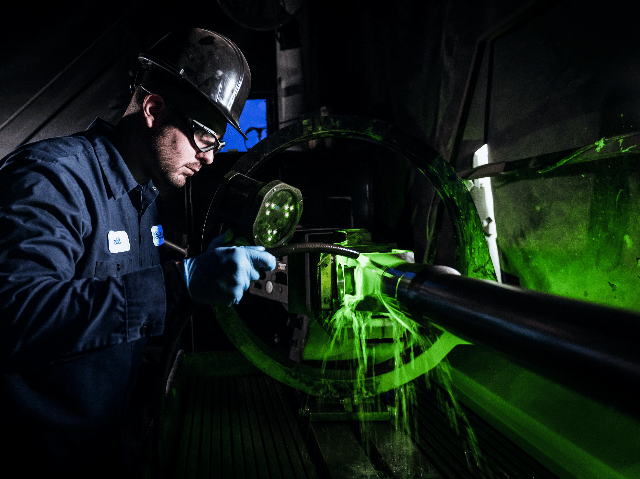 Element non-destructive testing specialist using advanced inspection equipment with laser technology